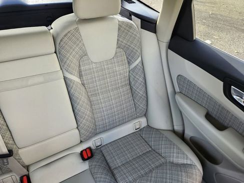 Certified 2022 Volvo XC60 B5 Momentum image 16