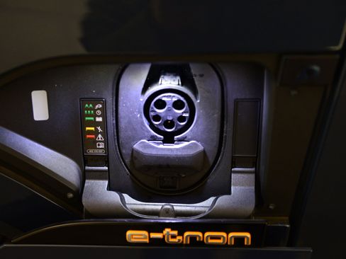 Certified 2022 Audi e-tron Premium Plus w/ Premium Plus Package image 14