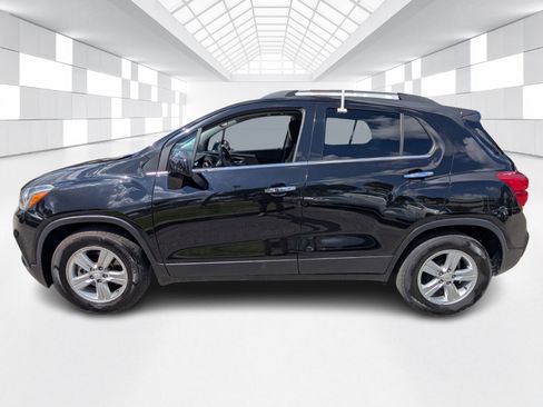 Used 2020 Chevrolet Trax LT w/ LT Convenience Package image 4