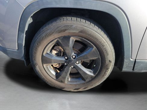 Used 2021 Jeep Cherokee Latitude Plus AWD/4WD image 29