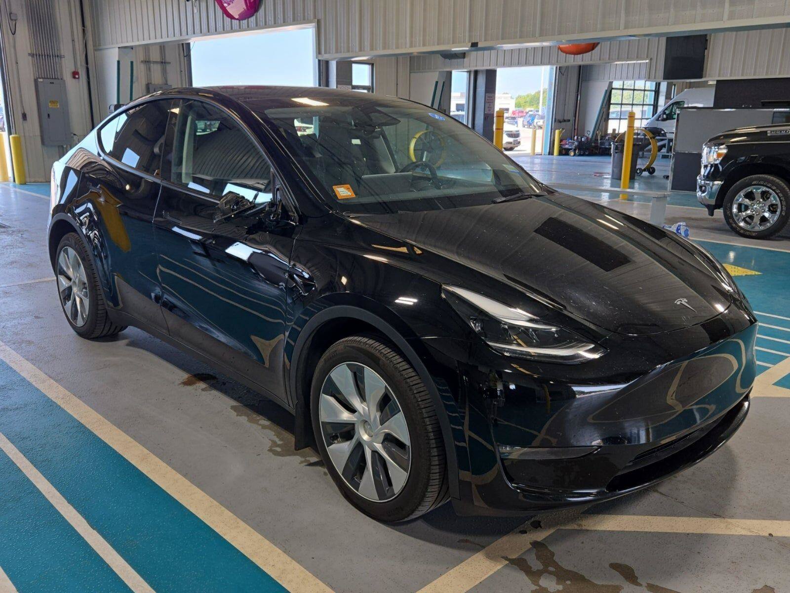Used 2023 Tesla Model Y Long Range AWD/4WD image 2