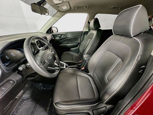 Used 2023 Hyundai Venue Limited w/ Cargo Package FWD image 21