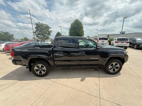 Used 2017 Toyota Tacoma TRD Sport w/ Tow Package (A/T) AWD/4WD image 6