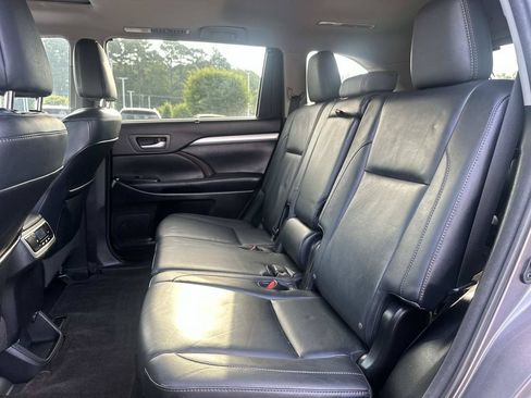 Used 2016 Toyota Highlander XLE FWD image 16
