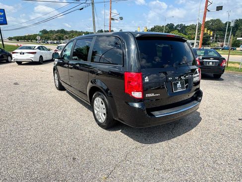 Used 2019 Dodge Grand Caravan SE FWD image 18