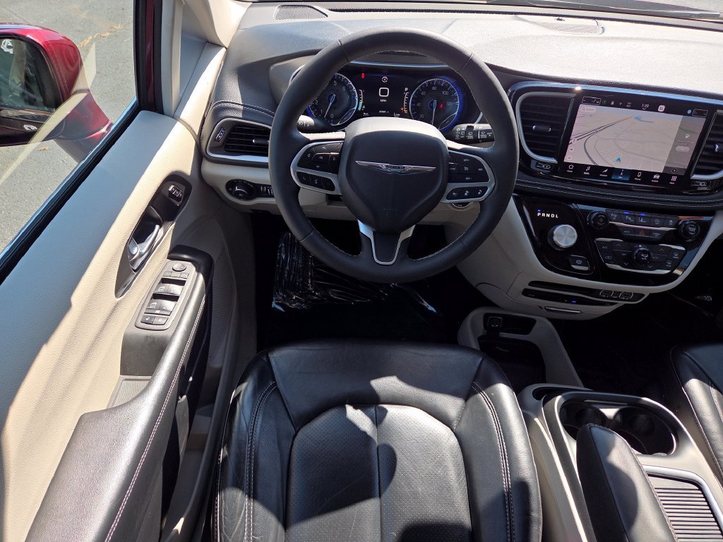 Used 2022 Chrysler Pacifica Touring-L w/ Uconnect Theater Family Group FWD image 30