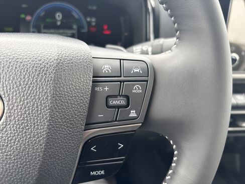 Used 2025 Toyota Camry SE w/ Convenience Package image 19