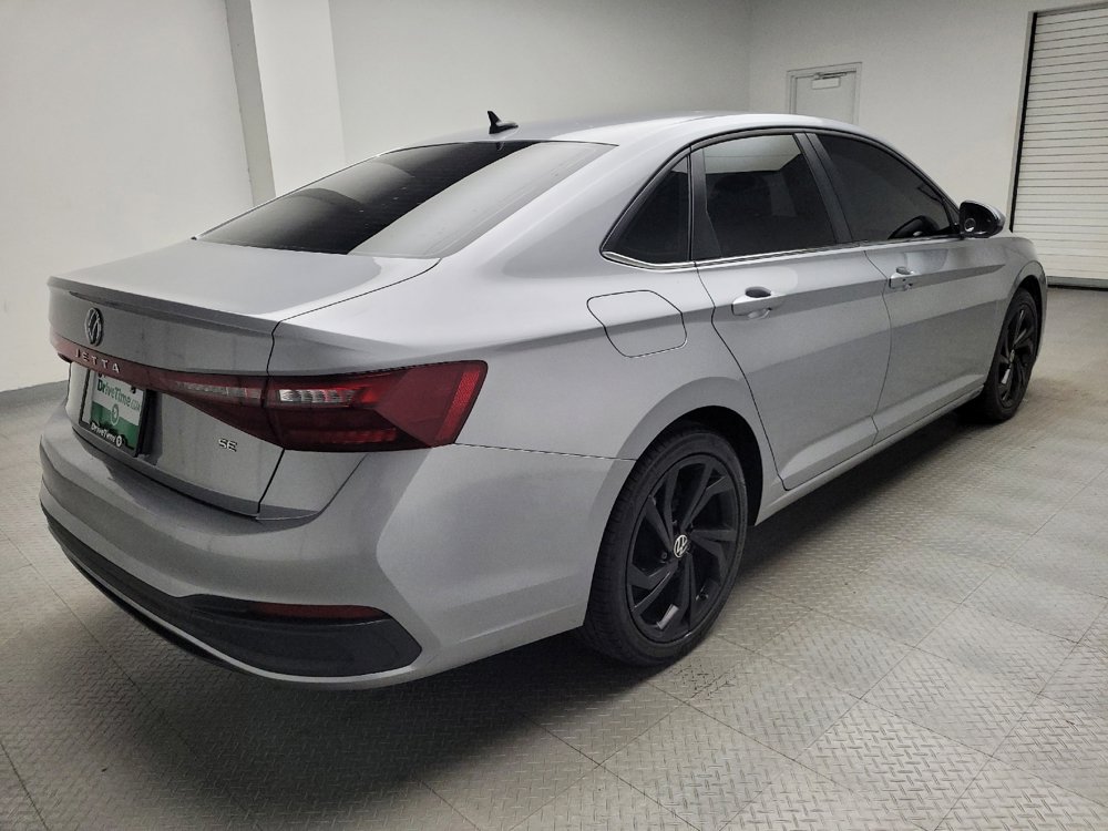 Used 2025 Volkswagen Jetta SE FWD image 9