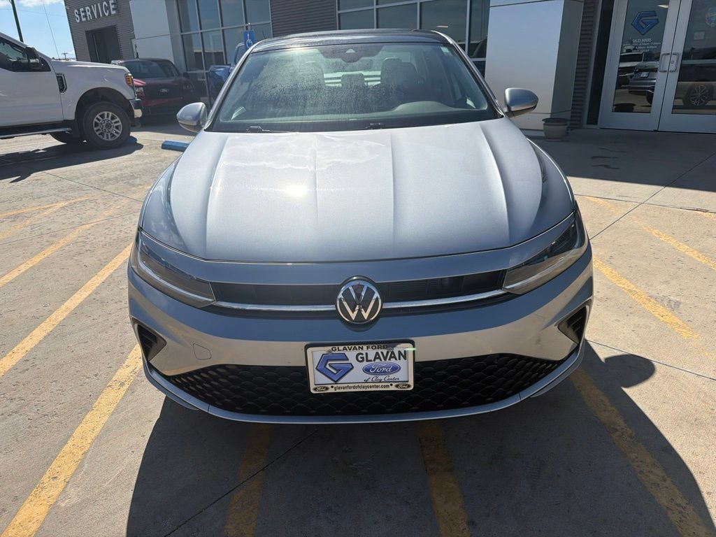 Used 2025 Volkswagen Jetta SE FWD image 2