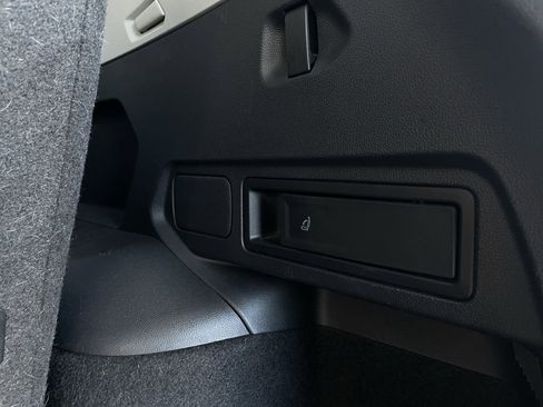 Used 2018 Volkswagen Tiguan SE w/ Panoramic Sunroof Package image 12