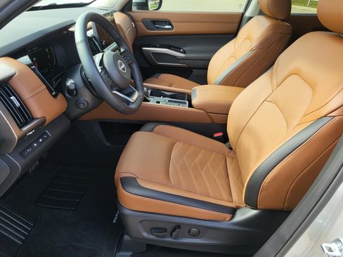 Certified 2025 Nissan Pathfinder Platinum w/ Cargo Package FWD image 26
