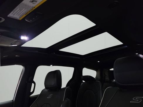 New 2026 Chrysler Pacifica Limited image 26