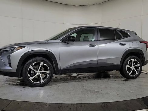 Certified 2024 Chevrolet Trax RS w/ Driver Confidence Package image 4