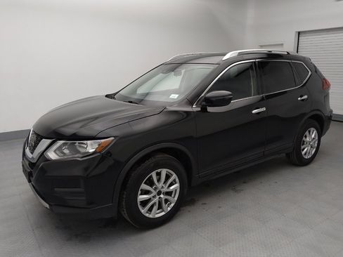 Used 2020 Nissan Rogue SV image 2
