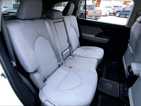 Used 2023 Toyota Highlander L image 17