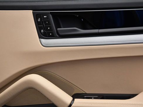 Used 2025 Porsche Cayenne S image 45