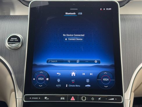 Used 2025 Mercedes-Benz GLC 300 4MATIC image 32