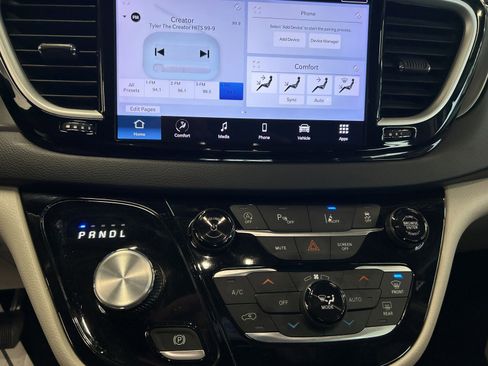 Used 2023 Chrysler Pacifica Touring-L image 31