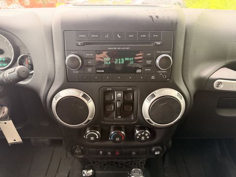 Used 2017 Jeep Wrangler Unlimited Rubicon w/ Connectivity Group AWD/4WD image 18