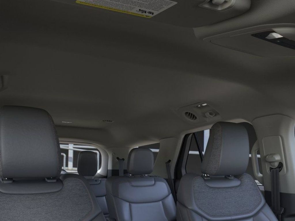 Used 2025 Ford Explorer Active w/ Active Comfort Package RWD image 23
