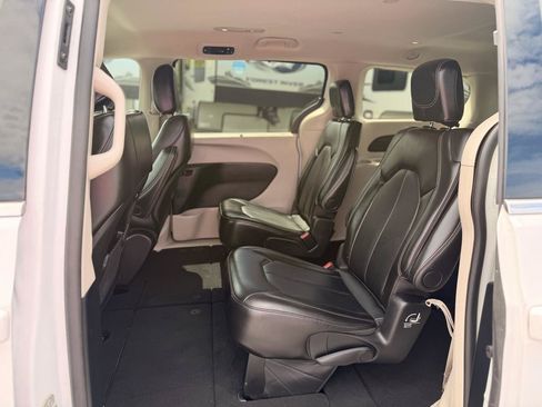 Used 2024 Chrysler Pacifica Touring-L FWD image 14