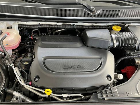 Used 2025 Chrysler Pacifica Limited image 36