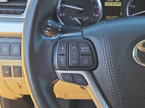 Used 2019 Toyota Highlander XLE image 27