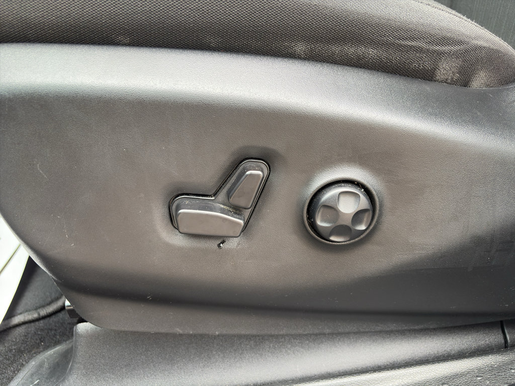 Used 2024 Chrysler Pacifica Touring FWD image 9