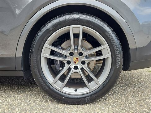 Used 2025 Porsche Cayenne image 11