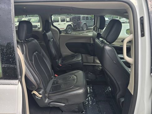 Used 2020 Chrysler Pacifica Touring-L FWD image 24