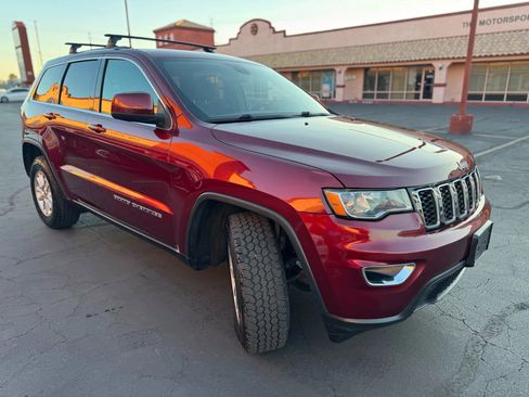 Used 2019 Jeep Grand Cherokee Laredo image 4