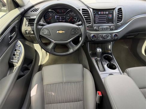 Used 2017 Chevrolet Impala LT w/ Convenience Package image 18