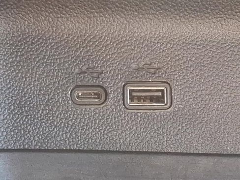 Used 2025 Chevrolet Traverse LT image 28