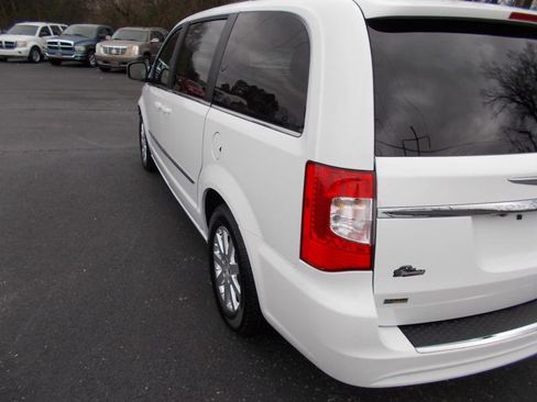 Used 2016 Chrysler Town & Country Touring image 4