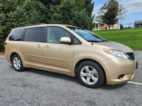 Used 2013 Toyota Sienna LE w/ Towing Pkg FWD image 2