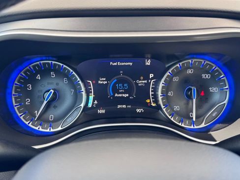 Used 2025 Chrysler Pacifica Select FWD image 14