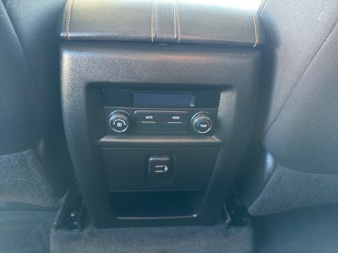 Used 2021 Chevrolet Traverse LT image 30