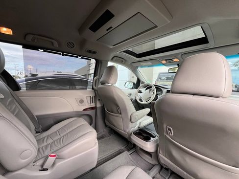 Used 2011 Toyota Sienna XLE w/ Premium Pkg AWD/4WD image 9