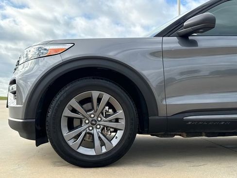 Used 2021 Ford Explorer XLT w/ Equipment Group 202A RWD image 5