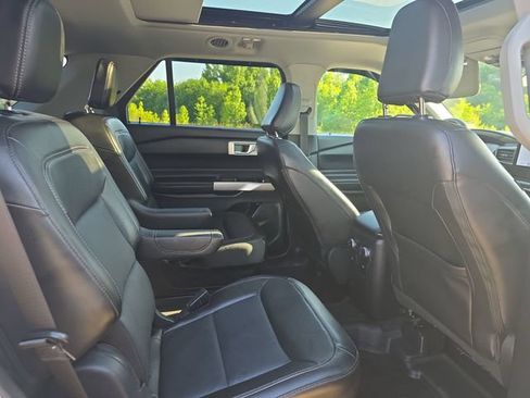 Used 2022 Ford Explorer Limited w/ Equipment Group 301A AWD/4WD image 12
