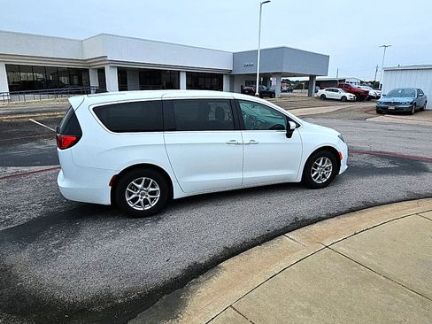 Used 2023 Chrysler Voyager LX FWD image 4