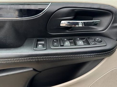 Used 2019 Dodge Grand Caravan SXT image 11