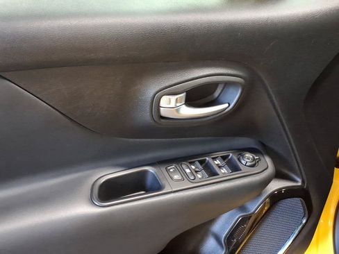 Used 2017 Jeep Renegade Altitude AWD/4WD image 6