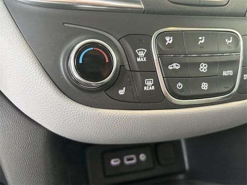 Used 2023 Chevrolet Equinox LT image 30