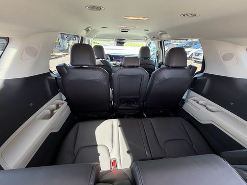 Used 2024 Kia Carnival EX FWD image 30