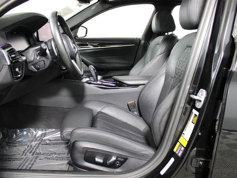 Used 2023 BMW 530e w/ M Sport Package image 9