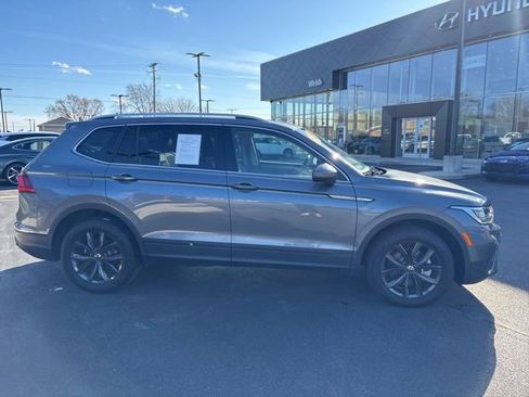 Used 2024 Volkswagen Tiguan SE image 3