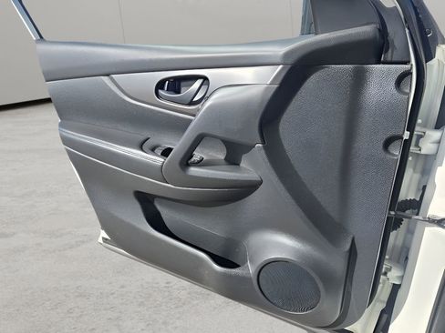 Used 2019 Nissan Rogue Sport S image 16