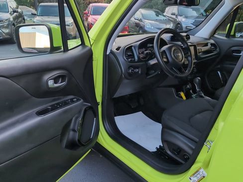 Used 2018 Jeep Renegade Altitude w/ UConnect 8.4 Nav Group FWD image 15