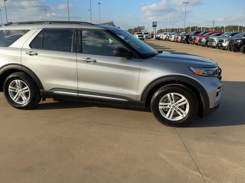 Used 2024 Ford Explorer XLT w/ Equipment Group 202A image 9